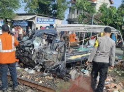 Gran Max Pengangkut Sayur Ditabrak Kereta Api, Alhamdulillah Sopir Selamat