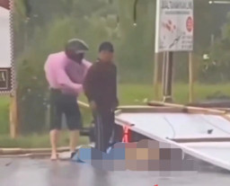 Baliho Roboh Timpa Pengendara Motor hingga Terkapar