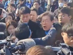 Ketua Partai Demokrat Ditusuk Lehernya di Tengah Kerumunan Wartawan