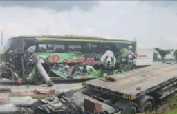 Bus Rombongan Guru Tabrak Truk Tronton, Dua Orang Tewas