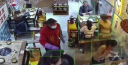 Asyik Makan di Restoran, Wanita Ini Tiba-Tiba Disiram Kuah Panas