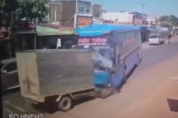 Bus dengan 10 Penumpang, Adu Banteng Lawan Truk