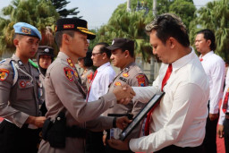 Kapolres Batu Beri Reward sebagai Motivasi Anggota yang Berprestasi