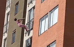 Tanpa Sebab Jelas, Wanita Ini Lompat dari Balkon Apartemen Lantai 8