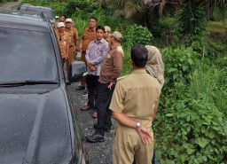 Pembangunan Jalan Menuju Desa Mangkirana dan Desa Sahapi Ditinjau Bupati Kotabaru