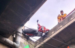 Pemotor Jatuh dari Flyover Setinggi 10 Meter