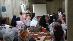 Nobar Debat Cawapres Diiringi Alunan Lagu Pengamen Jalanan