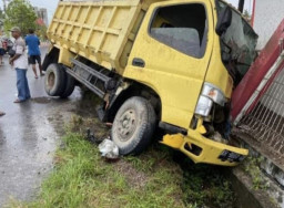 Dua Bocah Naik Sepeda Listrik Ditabrak Truk Bermuatan Pasir