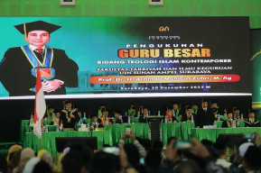 Hadiri Pengukuhan Guru Besar Teologi Islam UINSA, Wali Kota Eri: Ini Ilmu Luar Biasa