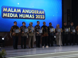 Pemkot Surabaya Raih Penghargaan Media Sosial Terbaik di AMH Kemenkominfo 2023