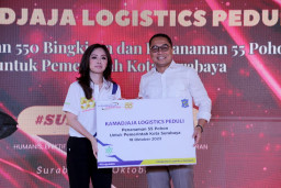 Terima Bantuan Pohon Tabebuya, Pemkot Surabaya Siap Percantik Pinggir Sungai Kalimas