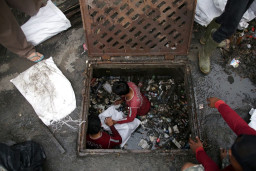 Penyebab Banjir yang Viral di Dukuh Kupang Surabaya Akibat Rumah Warga Tutupi Saluran