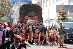 Sedekah Bumi di Kampung Ngesong, Wali Kota Eri Sebut Wadah Silaturahmi antar Warga