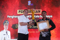 Wali Kota Eri Cahyadi Serahkan Penghargaan Proklim 2023 kepada 11 Kampung