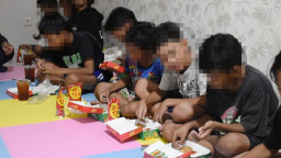 Satpol PP Surabaya Jaring Belasan Anak yang Nekat Menumpang di Kendaraan Terbuka