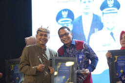 Pemkot Surabaya Raih 3 Penghargaan Sekaligus, Sukses Tekan Stunting dan Kemiskinan