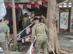 Satpol PP Surabaya bersama Panwascam Masifkan Penertiban APK  Tak Sesuai Ketentuan