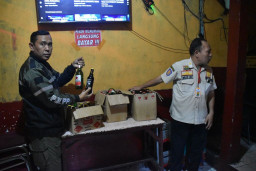 Nekat Beroperasi, Satpol PP Surabaya Tertibkan Kedai Jual Minhol Tanpa Izin
