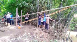 Hanyut Diterjang Banjir, Warga Ponorogo Ini Bangun Jembatan Darurat