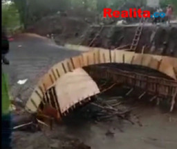 Proyek Jembatan Desa Bogem Magetan Senilai Rp  1,2 Miliar Hancur Diterjang Banjir