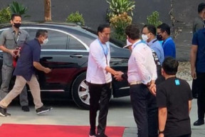 Pakai Baju Putih dan Sneakers Hitam, Jokowi Tiba di Formula E