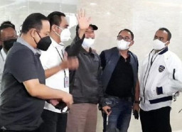 Cengengesan saat Dikeler Polisi, Muhammad Kece: Salam Sadar!