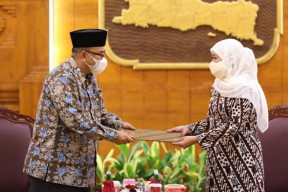 Timbul Prihanjoko Terima SK Plt Bupati Probolinggo, Khofifah: Genjot Kinerja