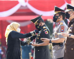 HUT Jatim, Khofifah Berikan Penghargaan kepada Sejumlah Tokoh