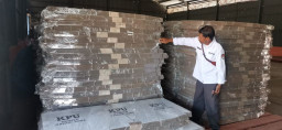 11.572 Bilik Suara Kardus Datang di KPUD Ponorogo