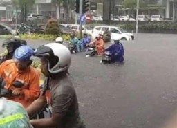 Kawasan Mayjend Sungkono Surabaya Tenggelam