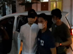 Dikeler, Mata Munarman Ditutup Kain Hitam