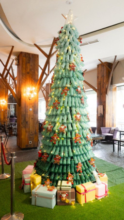 Mercure Surabaya Grand Mirama Hadirkan Pohon Natal Unik