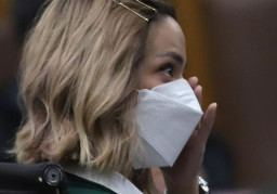 Divonis Penjara 1 Tahun,  Nia Ramadhani Teteskan Air Mata