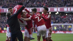 Masuk Lapangan, Fans Leicester Hajar Pemain Nottingham Forest