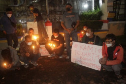 Nyalakan Lilin Duka, Wartawan Ponorogo Tuntut Penganiaya Jurnalis Dihukum