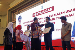 Selain BLT, 1.118 Warga Miskin di Kota Surabaya Diberi Bantuan Peralatan Usaha