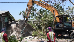 Satpol PP Surabaya Bantu Warga Pindahan dari Tanah Aset Wonorejo Timur