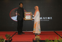 Wali Kota Eri Cahyadi Raih Penghargaan The Right Man On The Right Place