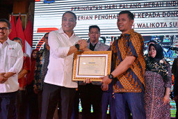 HUT ke-78 PMI, Wali Kota Eri Cahyadi Beri Penghargaan Ratusan Pendonor Darah 50 Kali