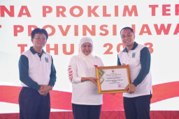 Wali Kota Eri Cahyadi Terima Dua Penghargaan Hari Lingkungan Hidup Sedunia