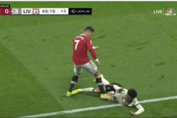 Ronaldo Layak Dikartu Merah