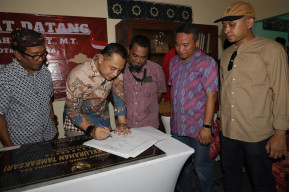 Tandatangani Komitmen dengan RT/RW, Wali Kota Eri: Tidak Boleh Kampung Tak Ada PJUnya