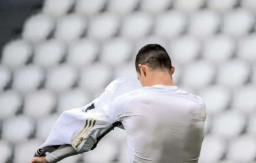 Marah Tak Bikin Gol, Ronaldo Lempar Jersey Juventus