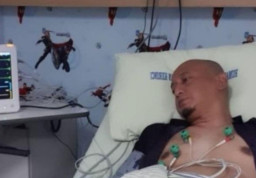 Usai Pingsan, Ustaz Zacky Diinfus dan Banyak Alat Media Menempel di Dada