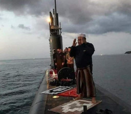 Foto Awak Kapal KRI Nanggala Sholat Berjemaah,  Bikin Netizen Trenyuh