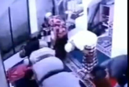 Shalat Jamaah Bubar Gara-Gara Tikus Masuk Sarung