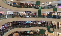 Pengunjung Mall di Surabaya Dibatasi