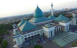 Tak Ada lagi Tempat untuk Sholat Id di Masjid Al Akbar, Sudah Full Booked