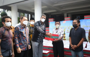 Pemkot Surabaya Bagikan 700 Paket Sembako Untuk Seniman