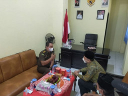 Ngantor di Kelurahan Pegirian, Eri Dukung Aplikasi E-Laksa Kejati Jatim